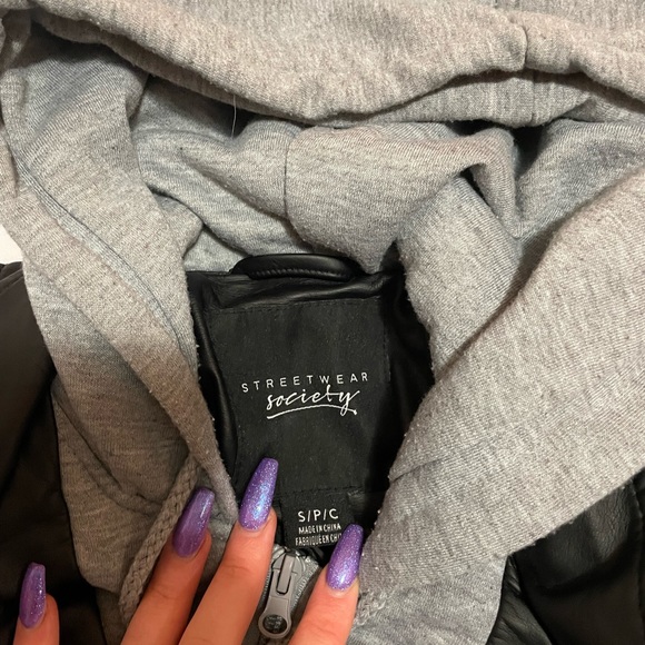 Leather jacket - Picture 3 of 3